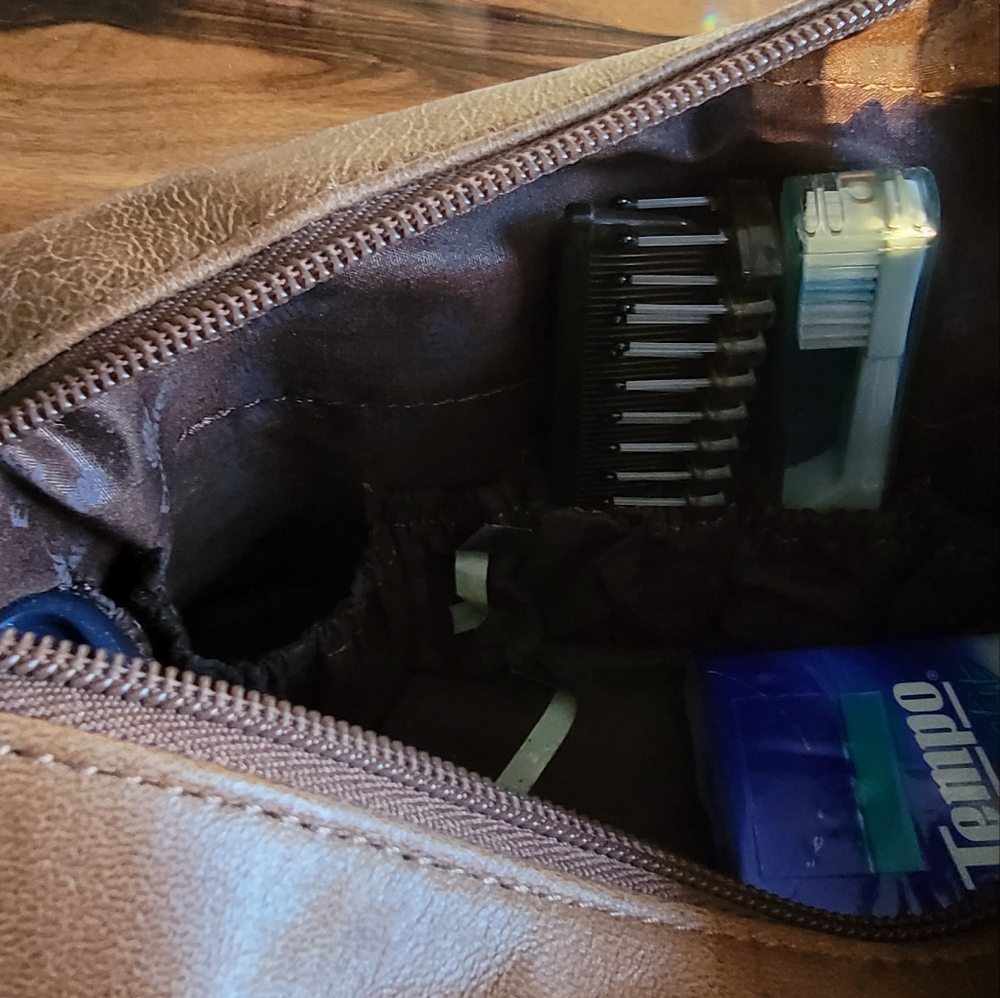 NEW Emirates First Class Leather Amenity Kit - Picture 13 of 13